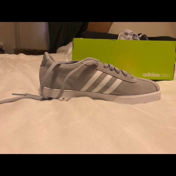 Tennis shoes - Picture 2 of 5